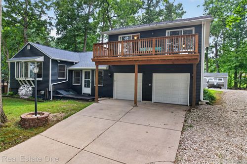 2093 Webster Park Dr, Howell, MI, 48843-7438 | Card Image