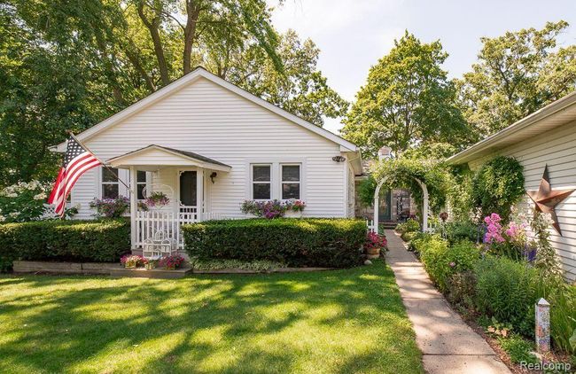 Beautiful gardens accented with arbors | Image 6