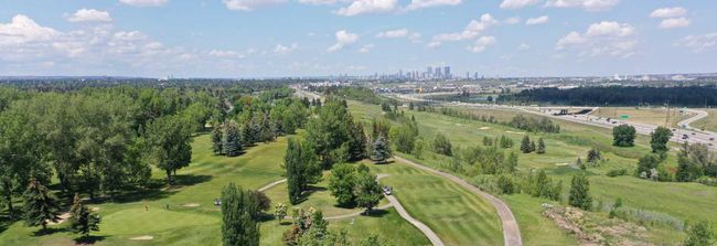 1327 Mapleglade Crescent Se, Home with 4 bedrooms, 3 bathrooms and 5 parking in Calgary AB | Image 5