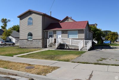 Bungalow with a front lawn | Image 1