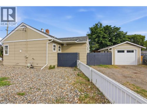 121 Willow St, Kamloops, BC, V2B4C6 | Card Image