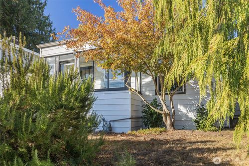 106 Ne 54th St, Seattle, WA, 98105-3753 | Card Image