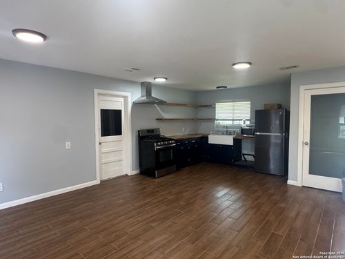 601 Mockingbird Ln, Devine, TX, 78016-1313 | Card Image