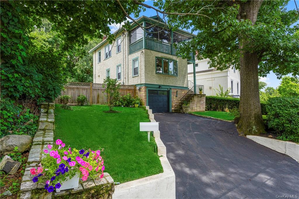 Harrison Dr, Larchmont, NY 10538