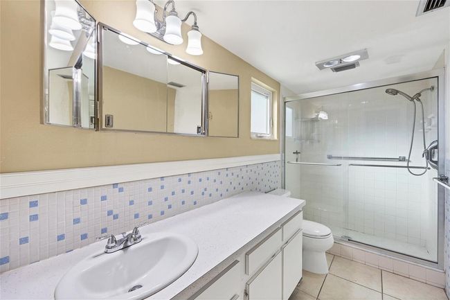 201 - 2100 Benjamin Franklin Dr, Condo with 2 bedrooms, 2 bathrooms and null parking in SARASOTA FL | Image 19