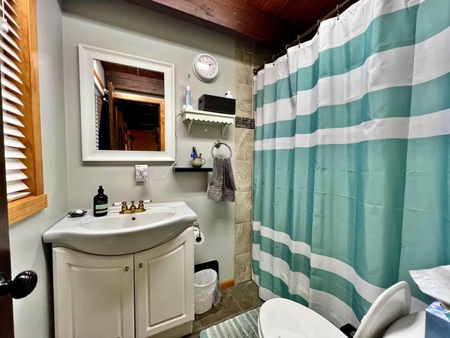Bathroom Main floor .jpg | Image 14