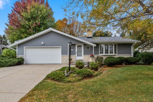 W174N9359 Devon Wood Rd, Menomonee Falls, WI, 53051-1383 | Card Image