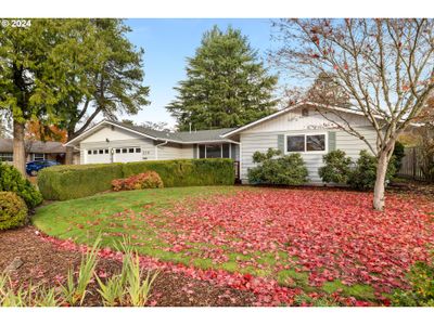 210 Sw 130 Th Ave, House other with 5 bedrooms, 2 bathrooms and 2 parking in Beaverton OR | Image 2