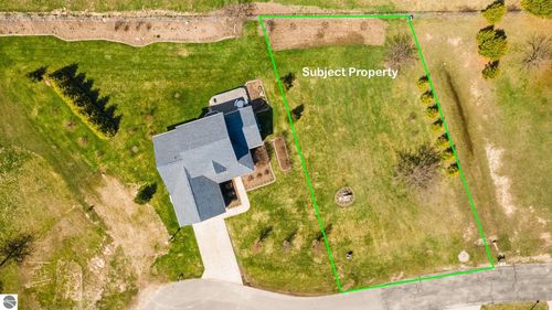 Unit 17 Applewood Dr, Charlevoix, MI, 49720-2605 | Card Image