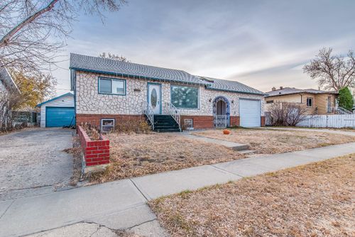 219 4 St Se, Medicine Hat, AB, T0J2P0 | Card Image