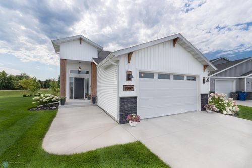 3009 39th Ave S, Moorhead, MN, 56560-6040 | Card Image