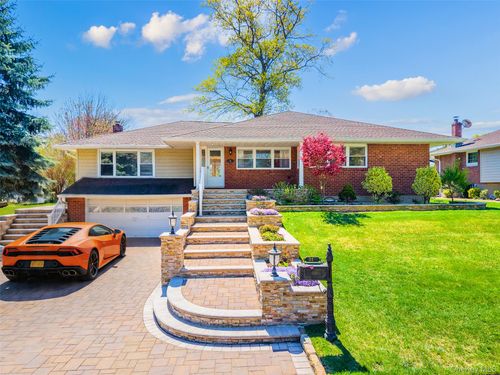 31 Edgemere Dr, Albertson, NY, 11507-1031 | Card Image
