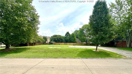 3 Southbrooke Dr, Hurricane, WV, 25526-9068 | Card Image