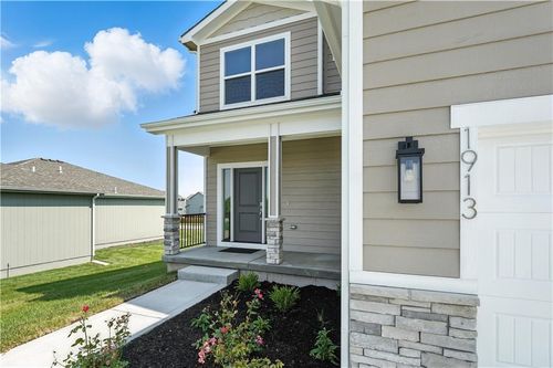1913 Sw Hightown Dr, Lee's Summit, MO, 64082-4214 | Card Image
