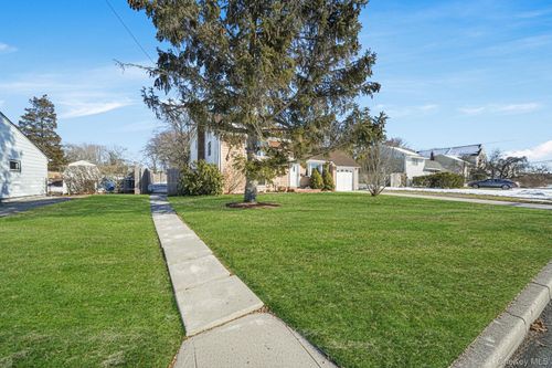 77 Washington Ave, Islip Terrace, NY, 11752-2635 | Card Image