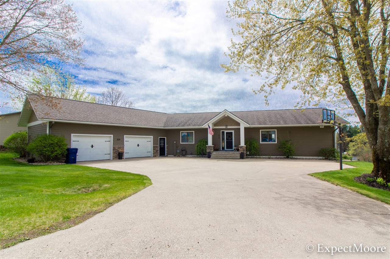 Arbutus Dr, Cadillac, MI 49601