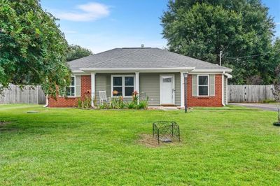 View of front facade with a front yard | Image 1