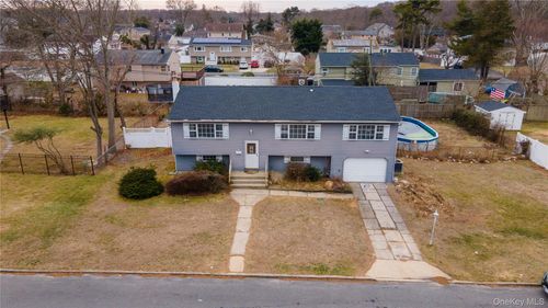 6 Oxford St, Islip, NY, 11751-1008 | Card Image