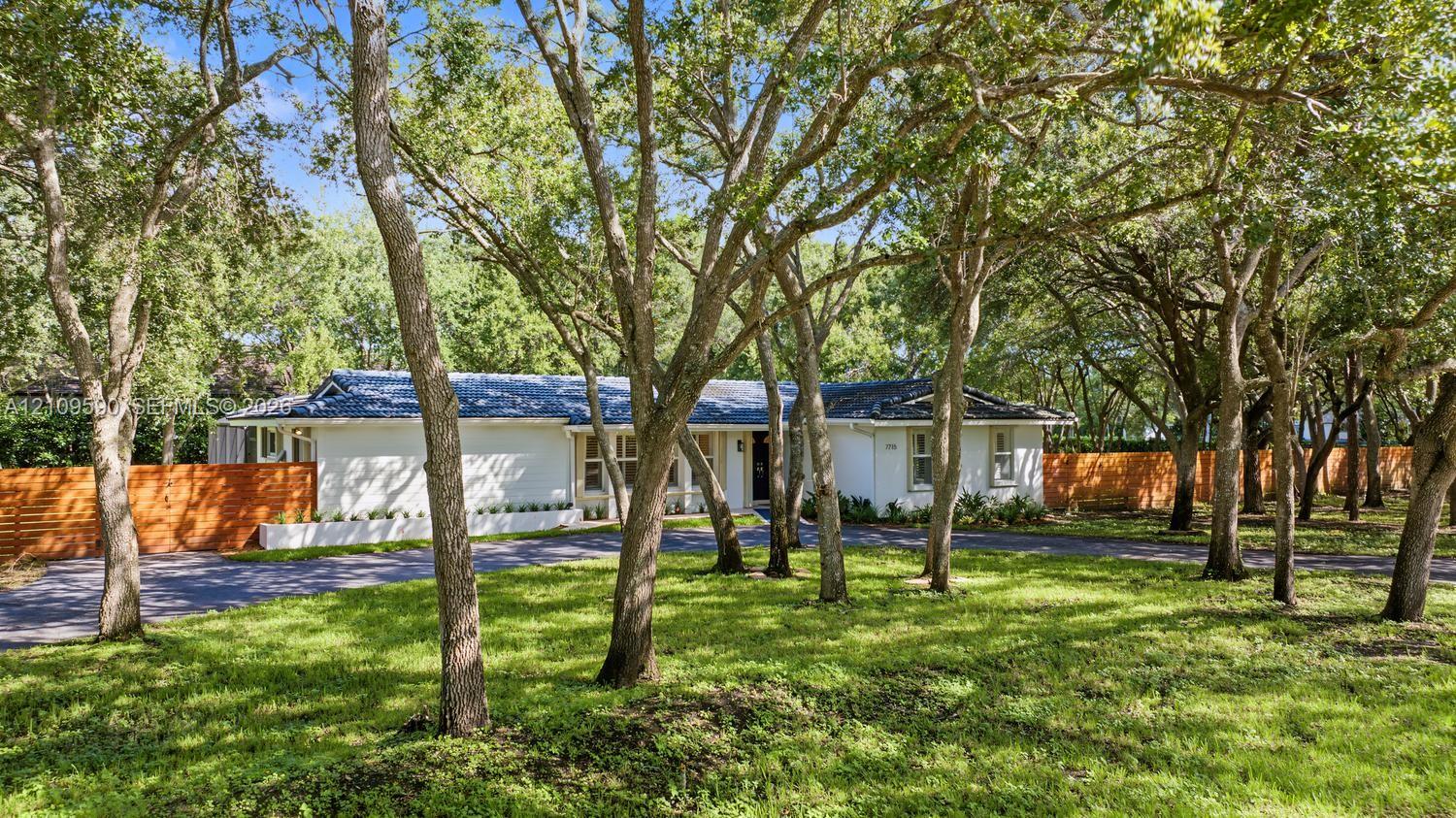 Residential Lease in Pinecrest