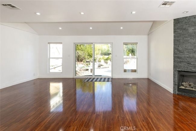 20355 Mobile St, House other with 3 bedrooms, 2 bathrooms and null parking in Winnetka CA | Image 9