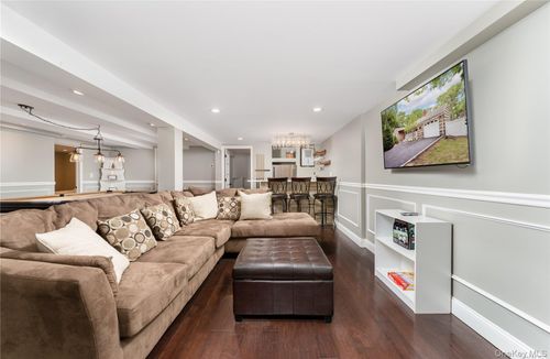 8 Wakeman Ct, Hampton Bays, NY, 11946-2816 | Card Image