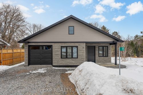 15 Zilney St, Barrys Bay, ON, K0J1B0 | Card Image