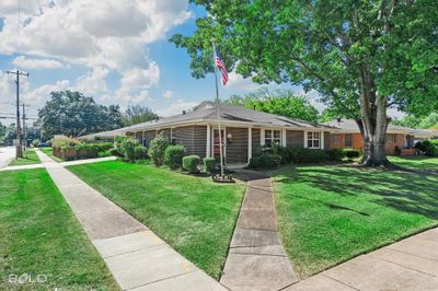 Ranch-style house with a front lawn | Image 2