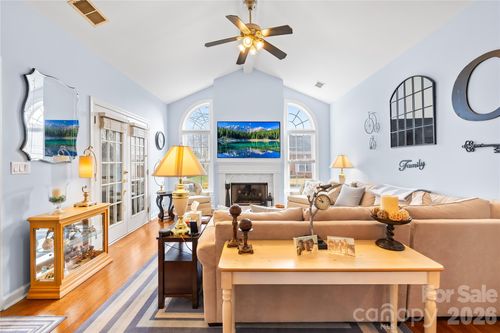 8579 Highland Glen Dr, Charlotte, NC, 28269-6112 | Card Image