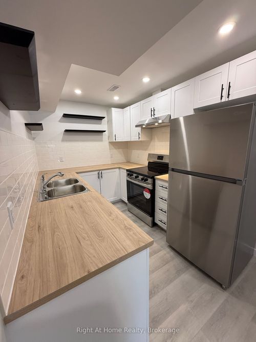 237 Benninger Dr, Kitchener, ON, N2E0K2 | Card Image