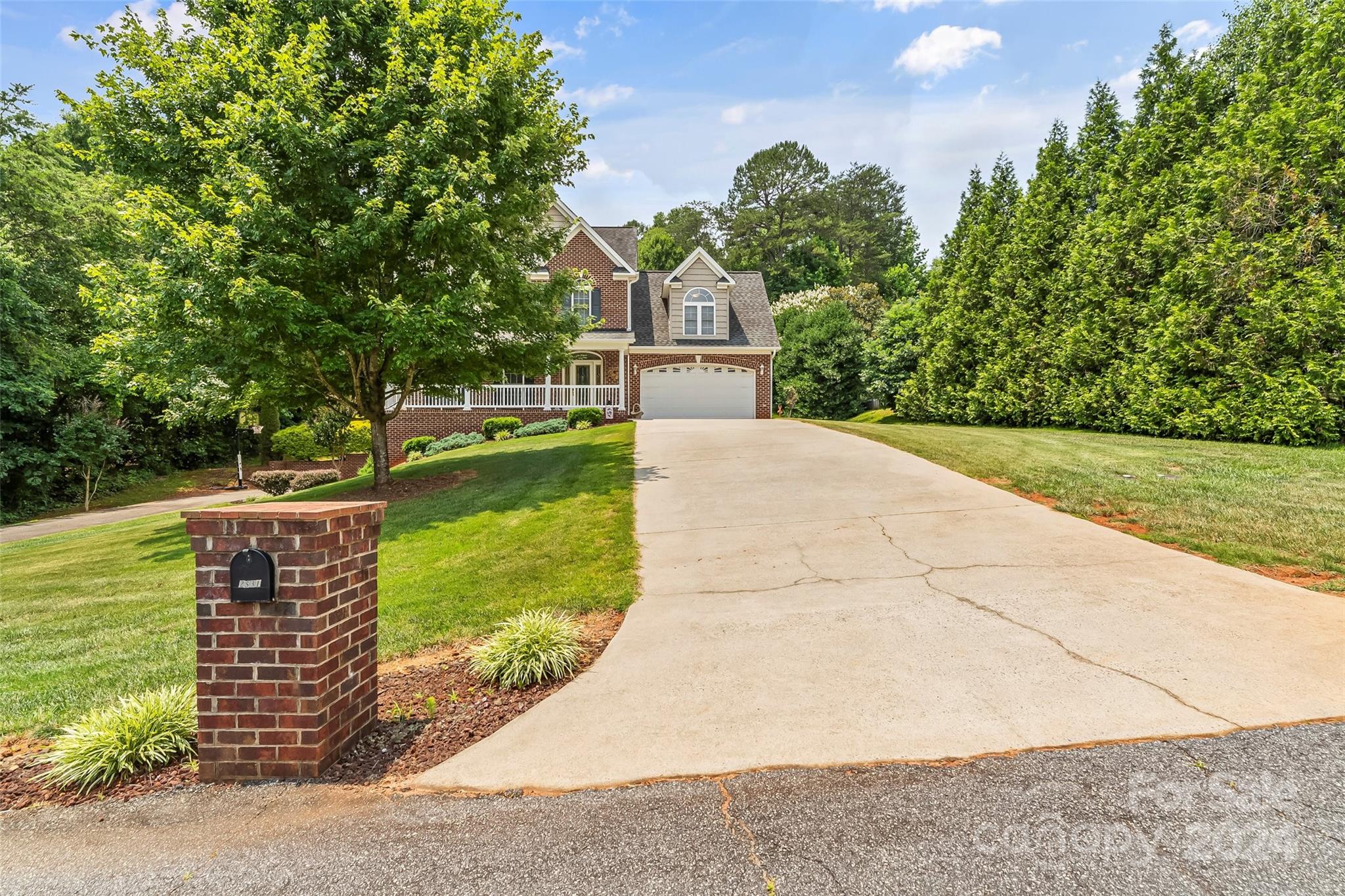 Henry Falls Dr, Hickory, NC 28602