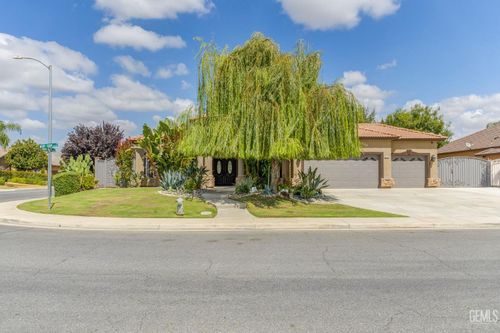 8508 Nine Iron Dr, Bakersfield, CA, 93312-5139 | Card Image