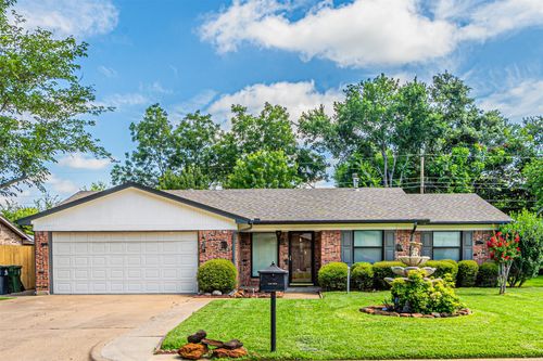 2211 Clover Park Dr, Arlington, TX, 76013-1435 | Card Image