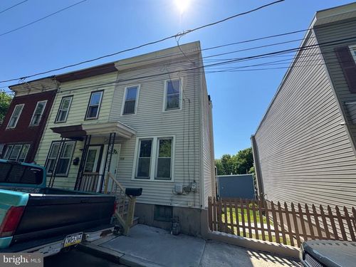 829 Fairview St, POTTSVILLE, PA, 17901-1555 | Card Image