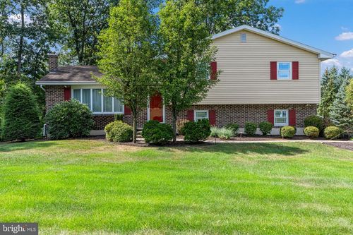 3546 Oak Ridge Dr, Slatington, PA, 18080-3245 | Card Image