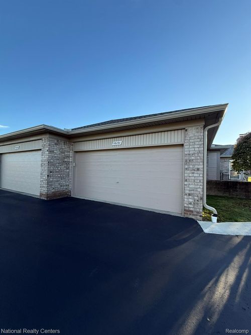 59291 Royal Oak Ct, Washington Township, MI, 48094-3729 | Card Image