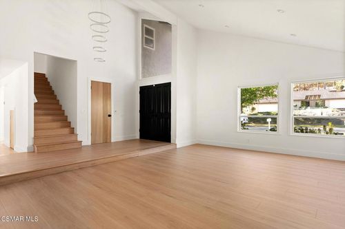 84 Sunny Vista Ave, Oak Park, CA, 91377-1013 | Card Image