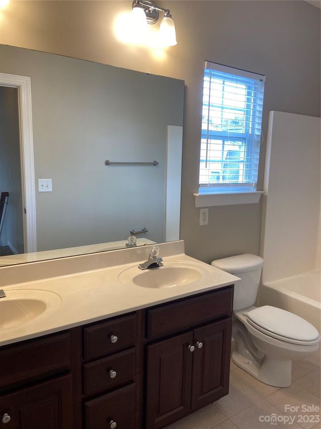 Upper hallway bath | Image 23