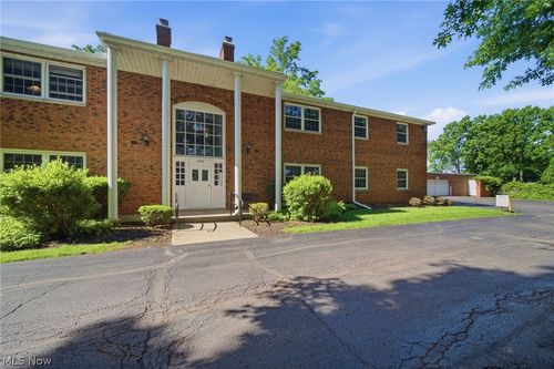 218n-2720 Pease Dr, Rocky River, OH, 44116-3250 | Card Image