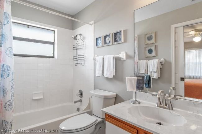 Main bathroom w/tub and shower | Image 15