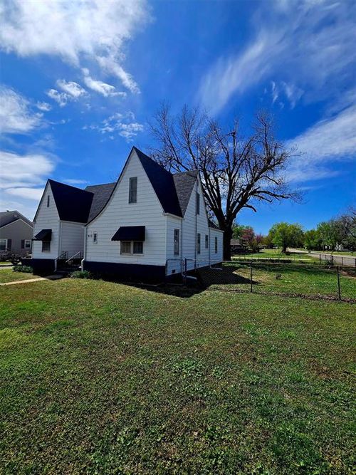 915 N 9th St, Perry, OK, 73077-3201 | Card Image