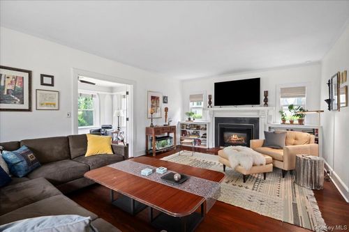 400 Manor Ridge Rd, Pelham, NY, 10803-2316 | Card Image