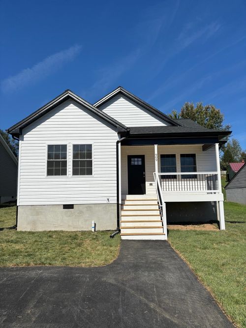 909 Fairfax Ave, Waynesboro, VA, 22980-6024 | Card Image