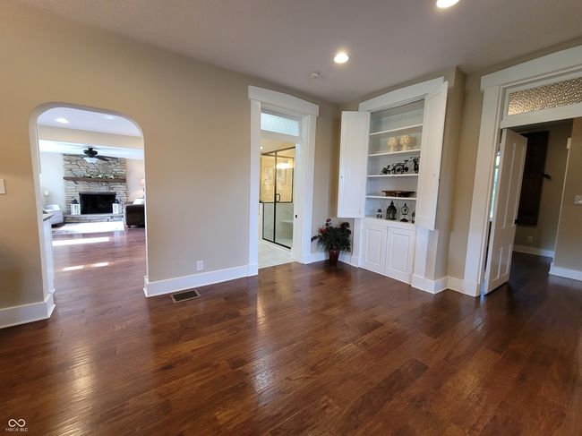 Built-in hutch. | Image 21