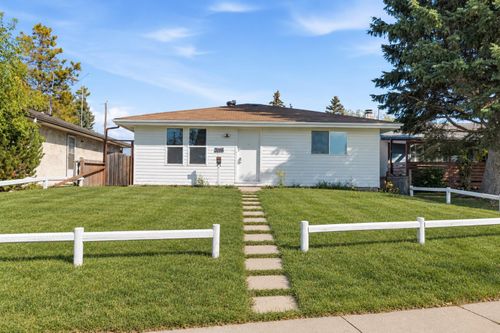 3116 39 St Se, Calgary, AB, T2B1B1 | Card Image
