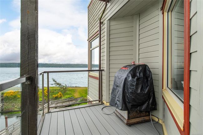 Deck has BBQ gas hook up | Image 28