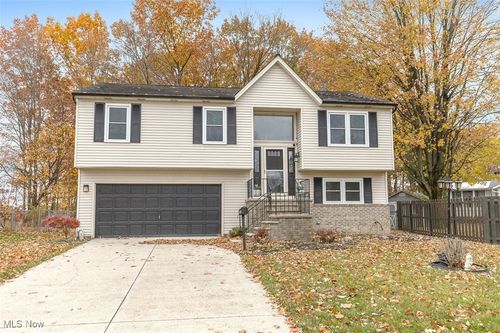 19631 Thornridge Ave, Cleveland, OH, 44135-1045 | Card Image