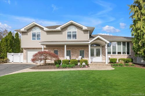 340 Woodbridge Lane, Oyster Bay, NY, 11753 | Card Image