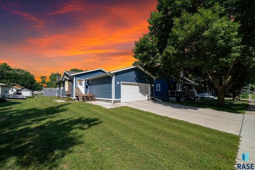 403 S 3rd St Street, Beresford, SD, 57004 | Card Image