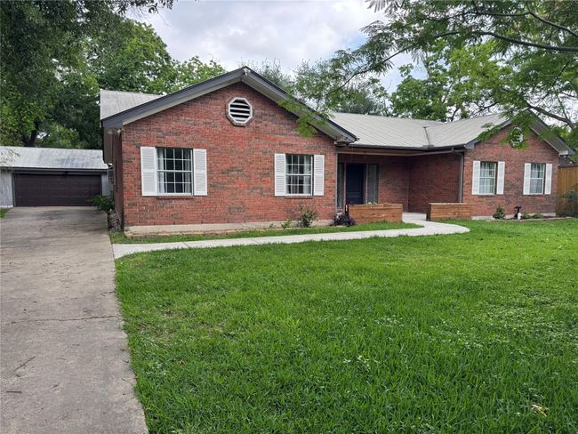 Double car garage with remote. | Image 4