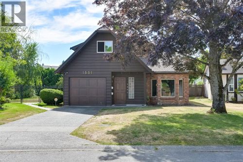 1551 Prairie St, Victoria, BC, V8N4P4 | Card Image